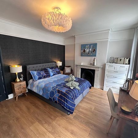 Large Bedroom In Beautiful House Лондон Екстериор снимка
