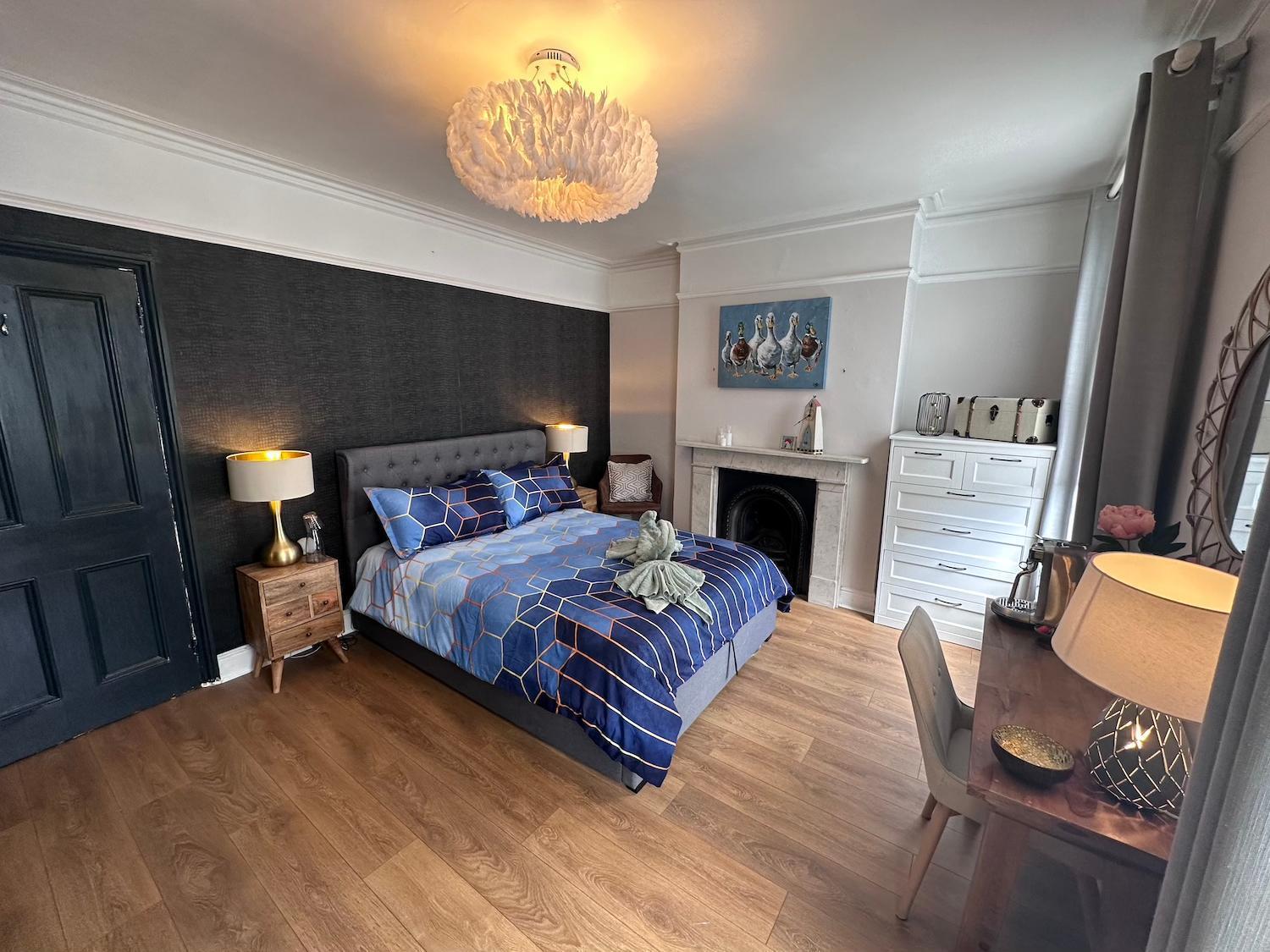 Large Bedroom In Beautiful House Лондон Екстериор снимка