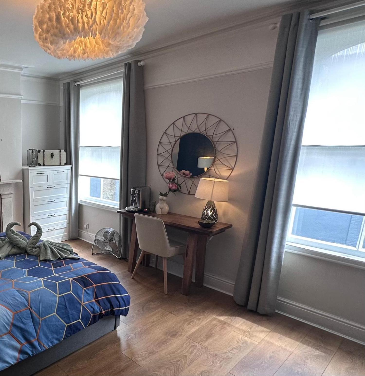 Large Bedroom In Beautiful House Лондон Екстериор снимка
